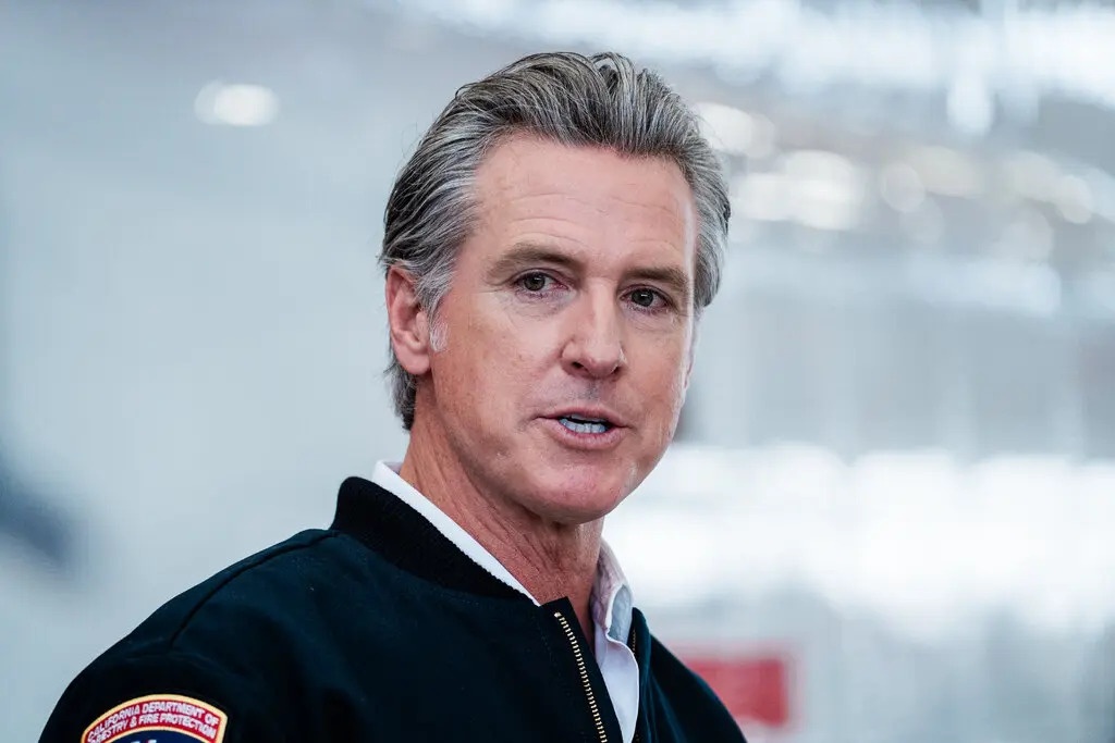 Thong doc bang California kien Fox News hinh anh