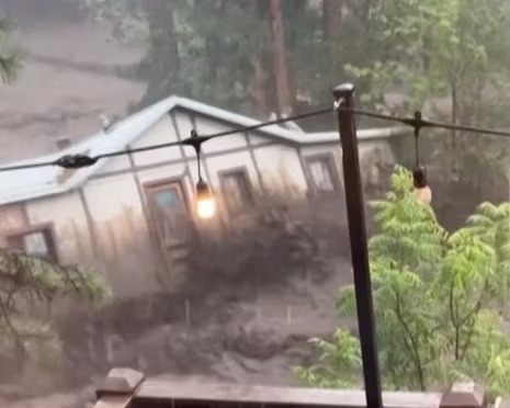 Khoanh khac lu quet cuon troi nha o My hinh anh