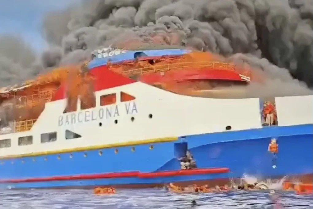 Chay tau cho 280 khach o Indonesia, nhieu nguoi nhay xuong bien hinh anh