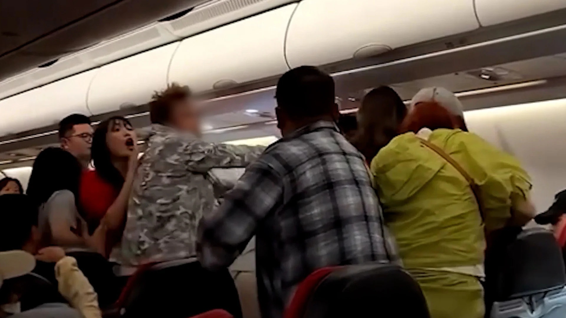 Hanh khach Trung Quoc bi bat vi danh nhau tren may bay hinh anh