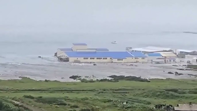 Song than ap vao thi tran Nga, cuon troi nha cua hinh anh