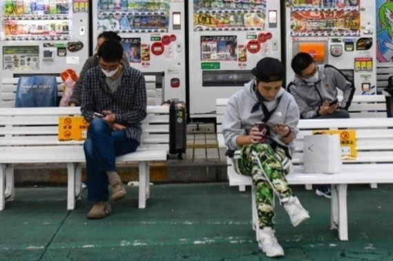 TP o Nhat muon gioi han thoi gian dung dien thoai voi toan bo cu dan hinh anh