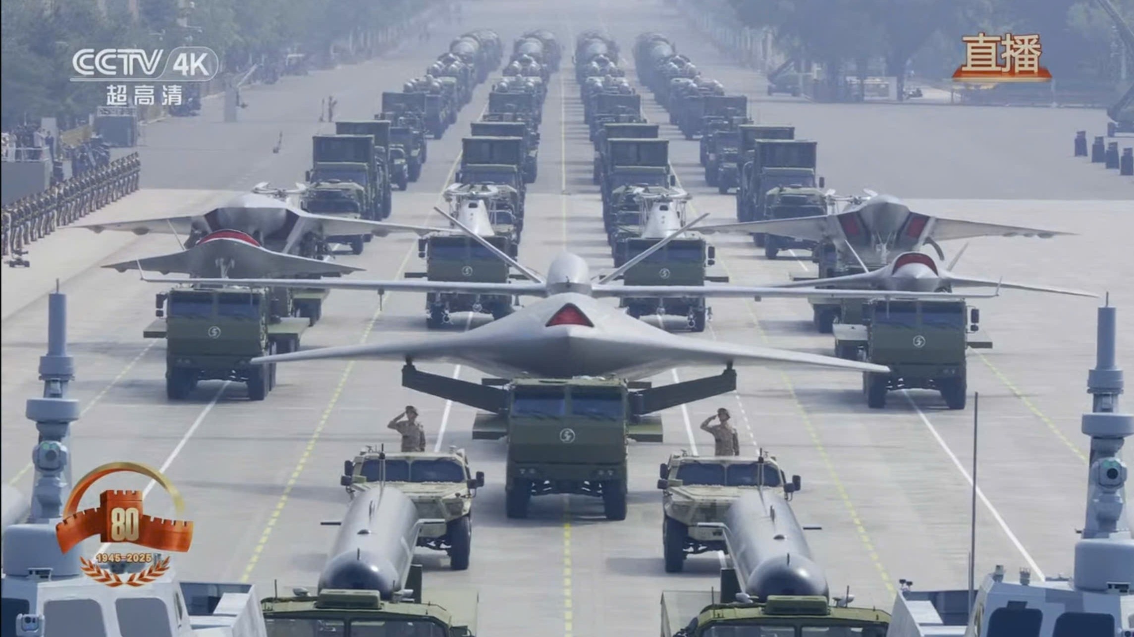 Vu khi laser, robot 'chien lang' xuat hien o le duyet binh Trung Quoc hinh anh