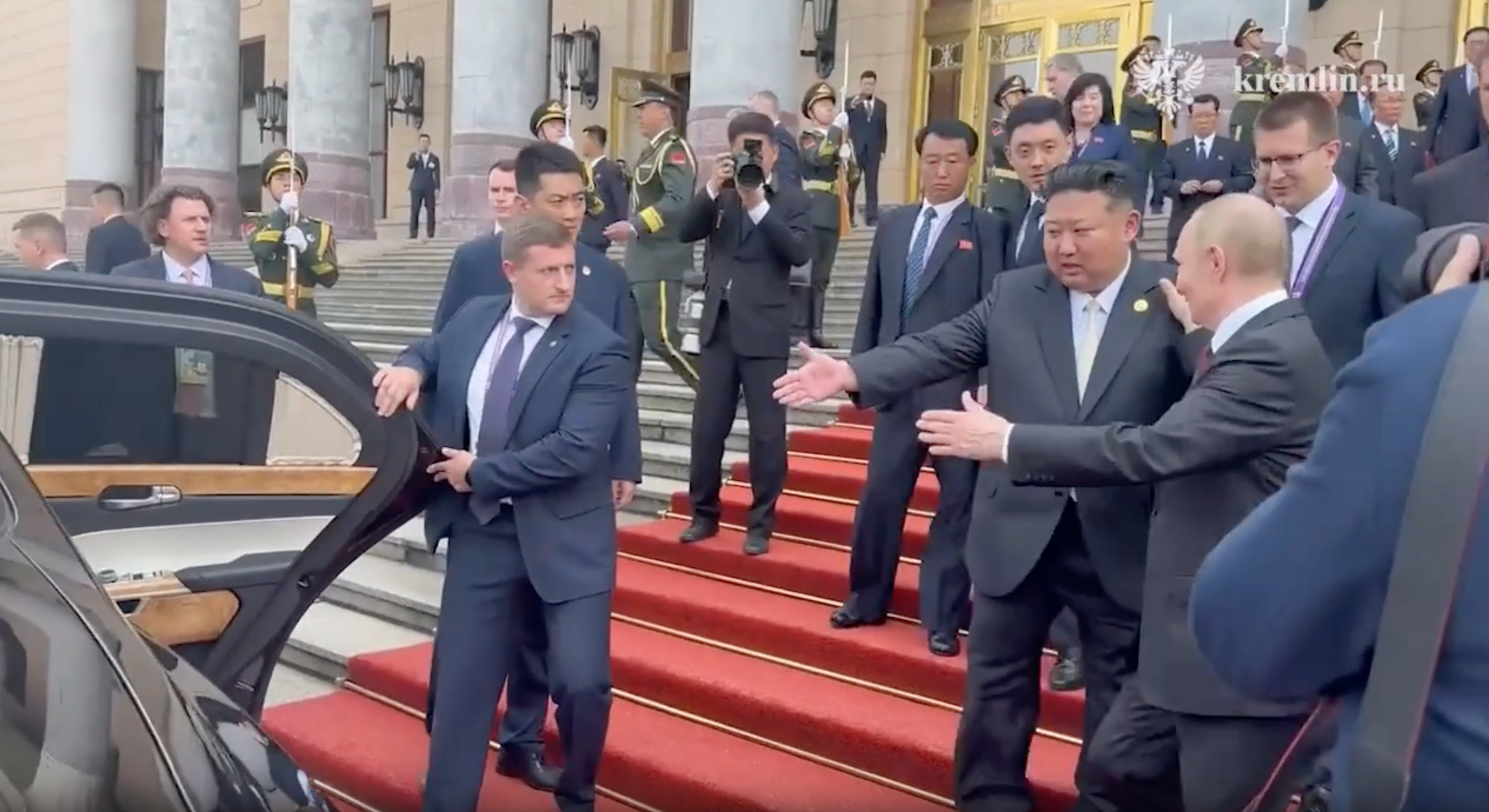 Ong Putin va ong Kim di cung sieu xe den dia diem hop song phuong hinh anh