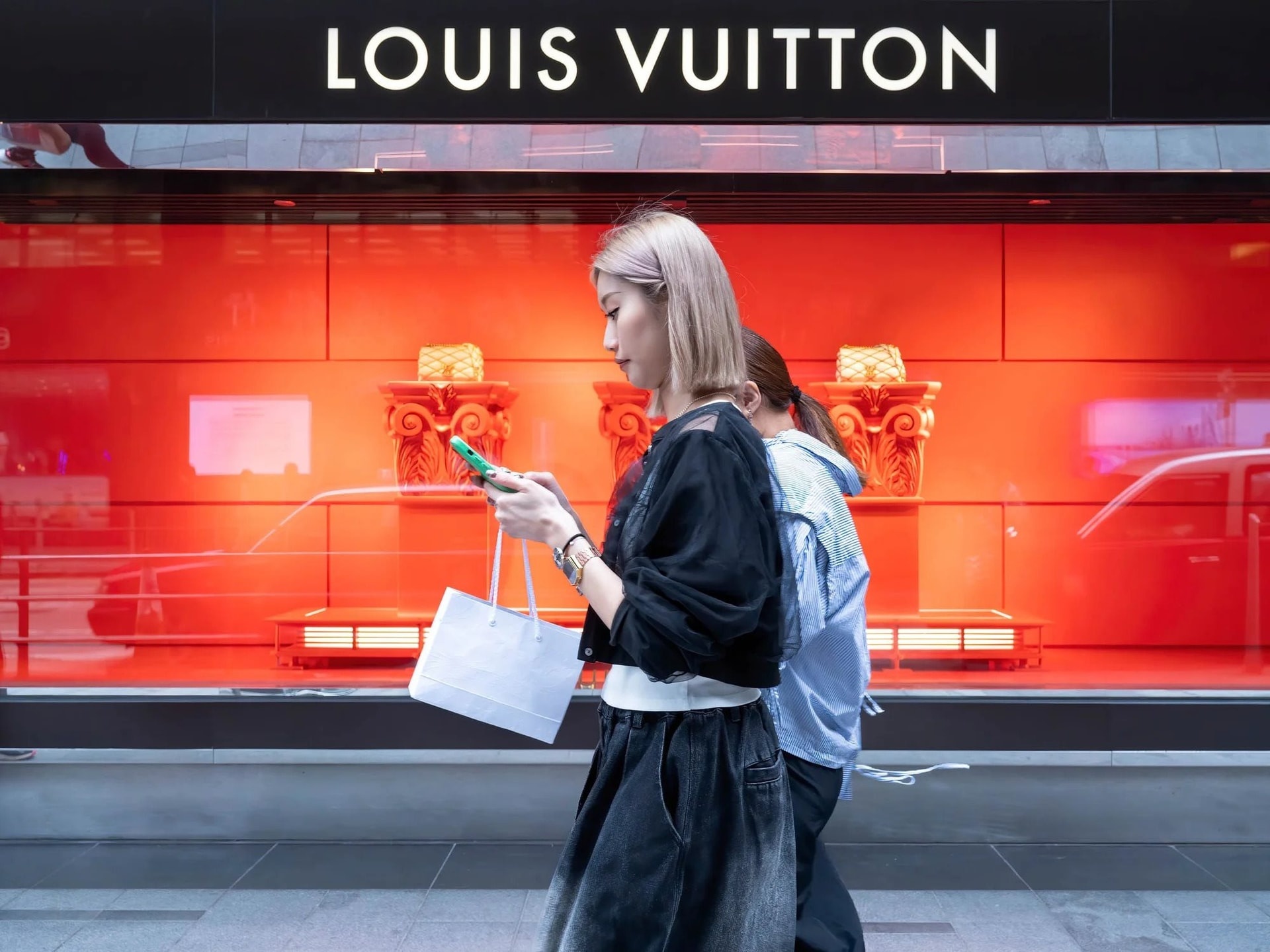 Nguoi Trung Quoc quay lung voi hang hieu Au My hinh anh