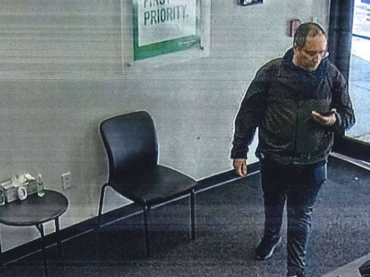 Nghi pham xa sung o dai hoc Brown tu sat trong nha kho hinh anh