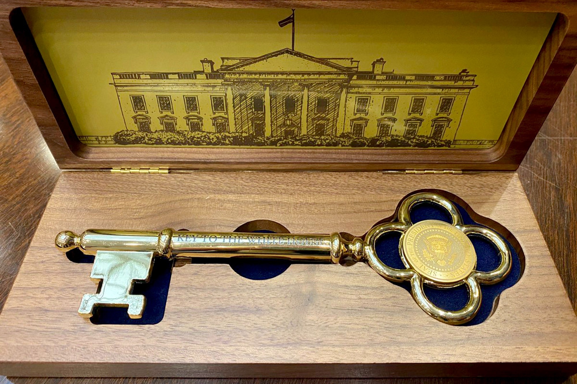 Chia khoa Nha Trang - bieu tuong quyen luc hiem ai duoc cam hinh anh