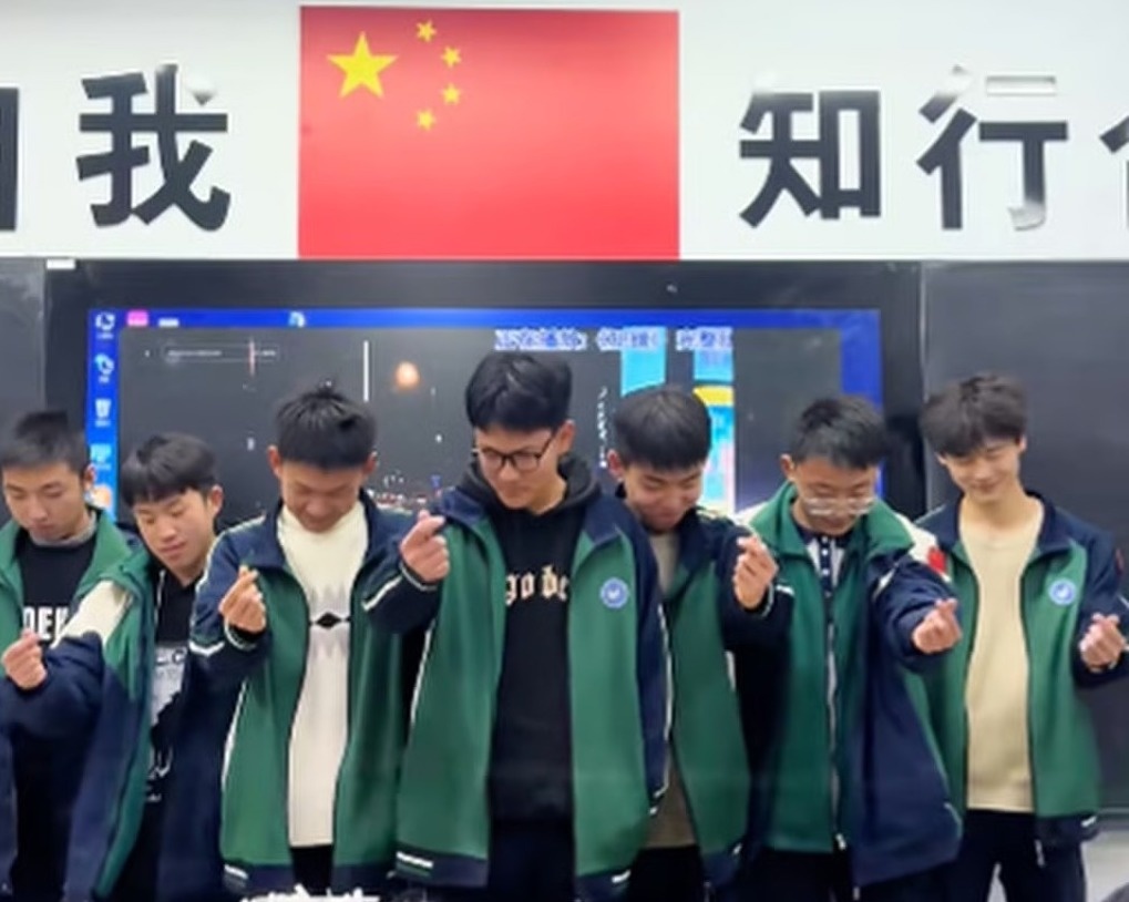 Hoc sinh di muon nhay cho ca lop xem gay bao o Trung Quoc hinh anh