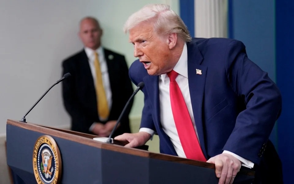 Tuyen bo gay bat ngo cua ong Trump ve da giam cua USD hinh anh