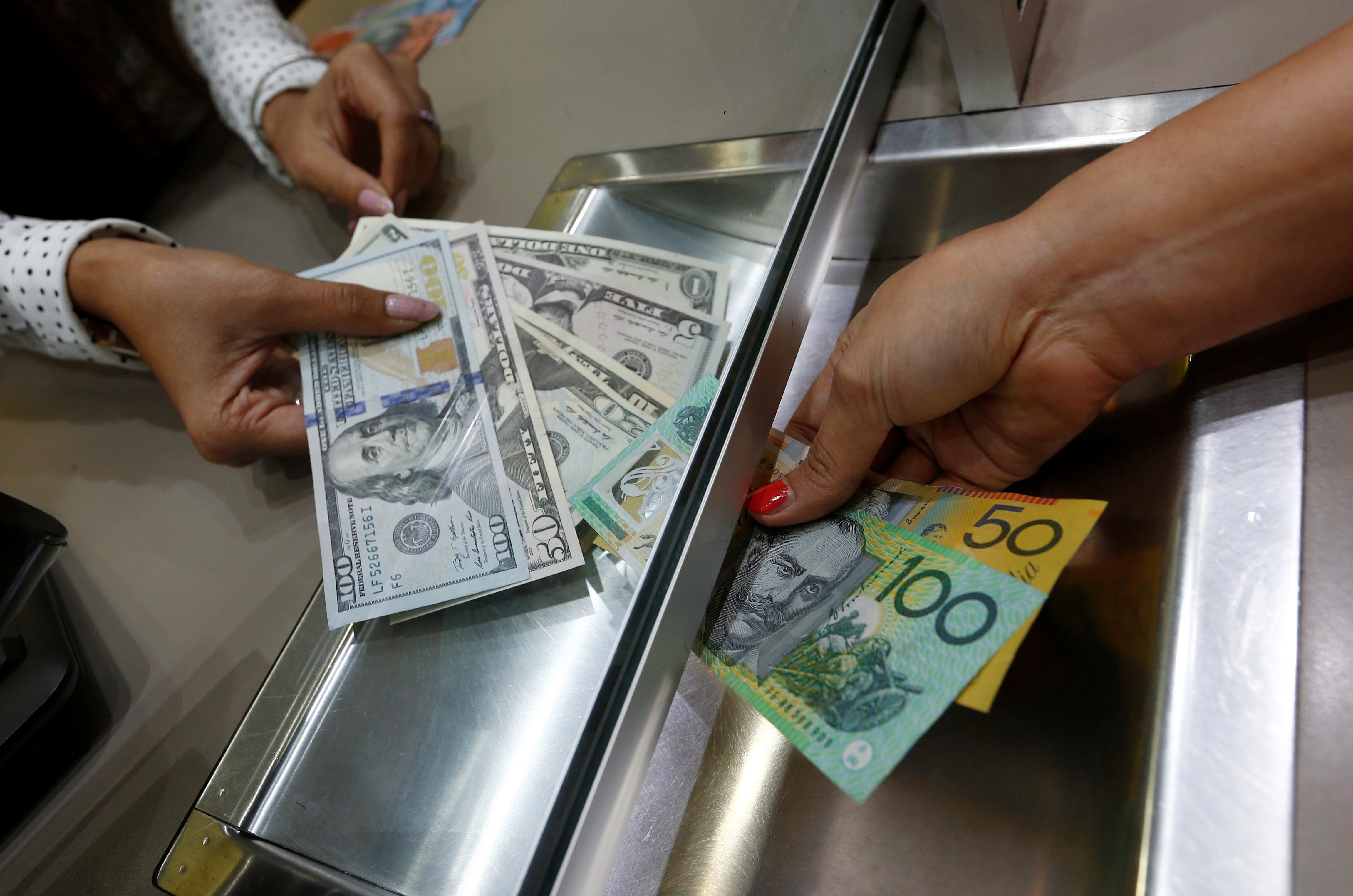 Trum lua dao 60 trieu USD tu ghi am de day nguoi khac hinh anh