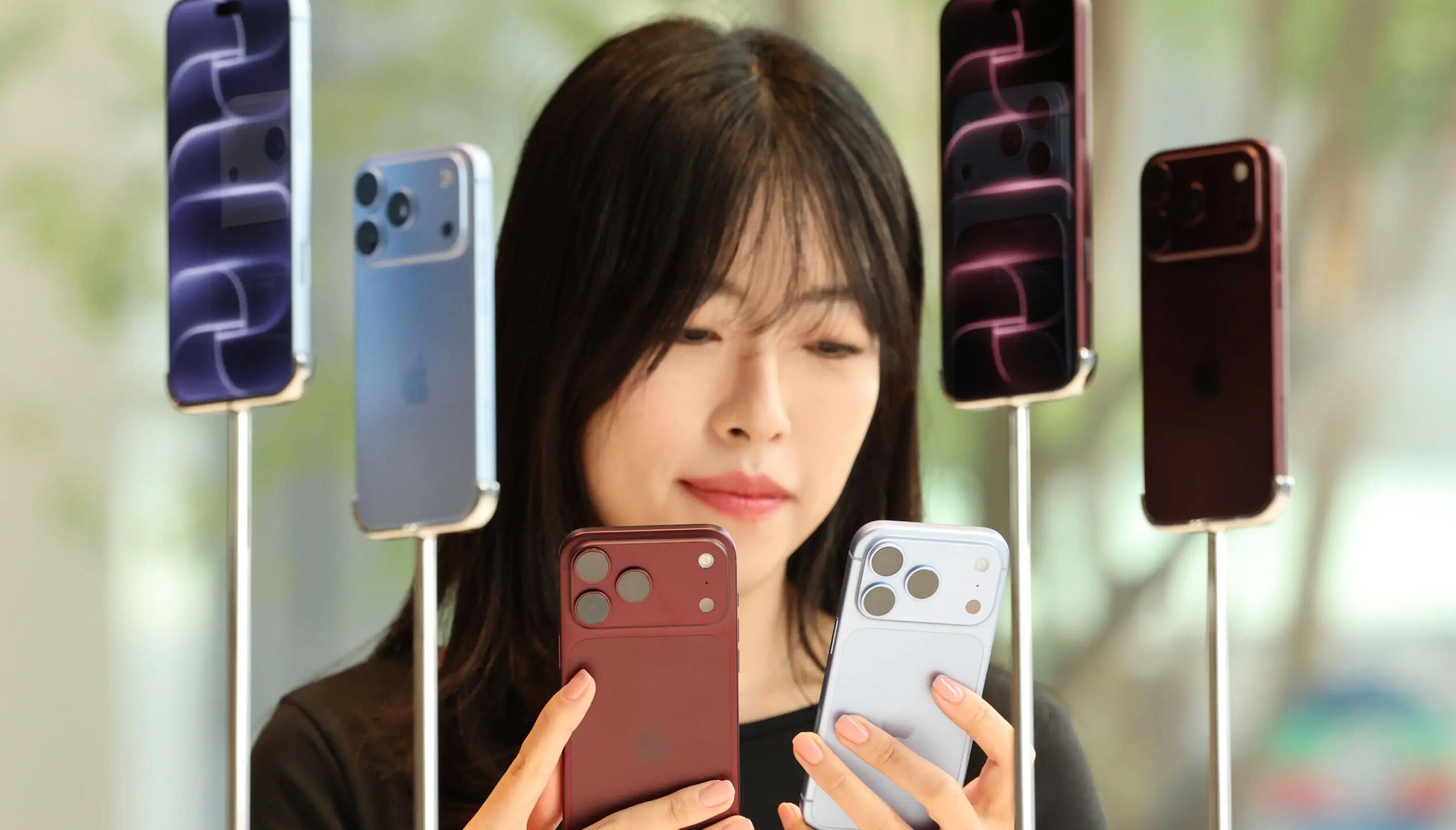 'Cuồng táo' khiến fan Samsung khó chịu với iPhone gập
