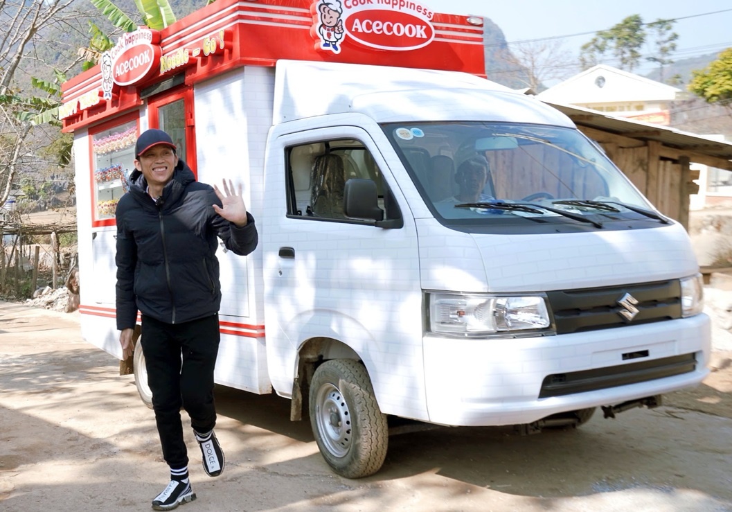 Video - Nghe si Hoai Linh mang xuan den voi tre em ngheo Dien Bien hinh anh