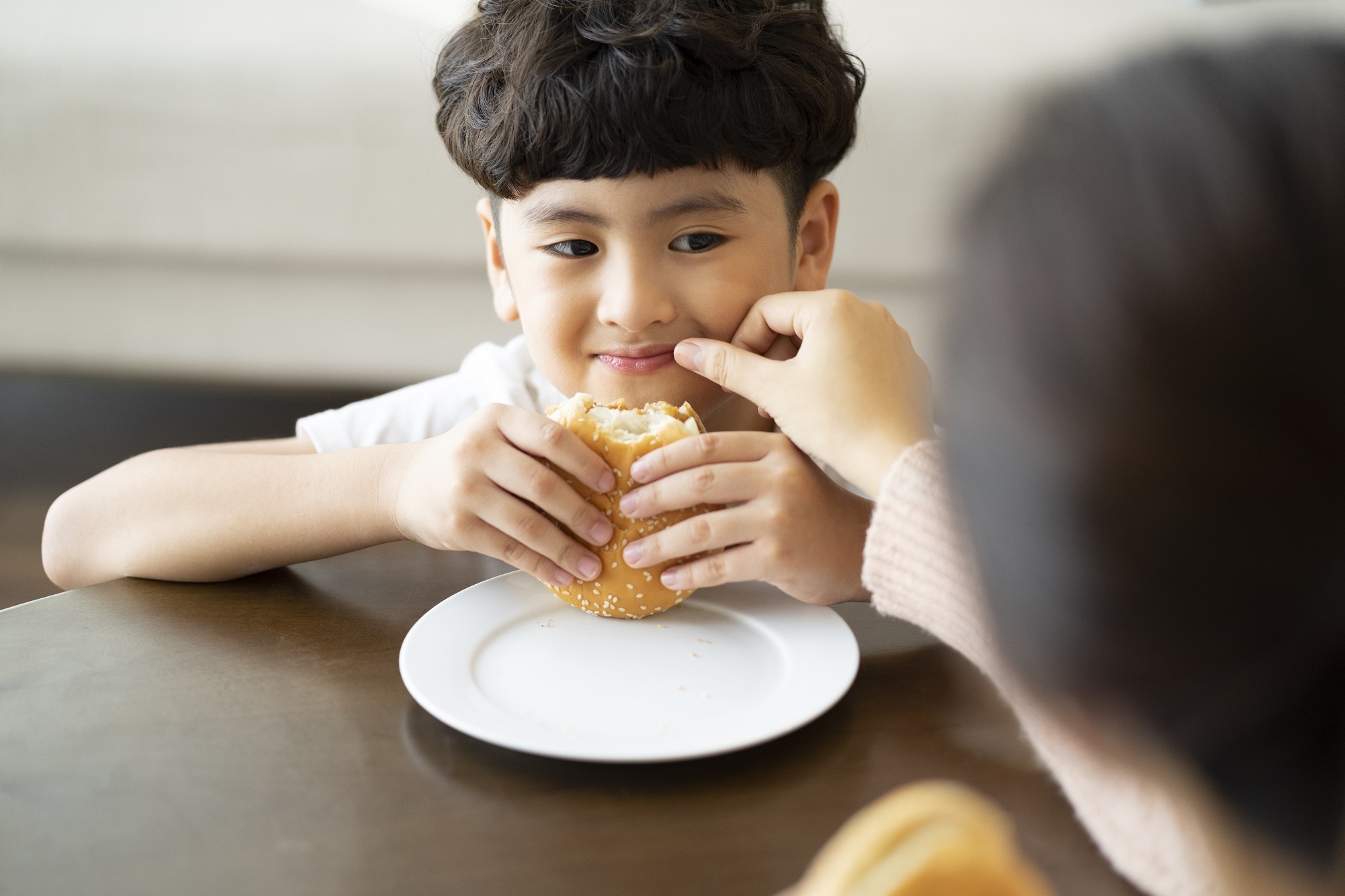 Co Gai Ha Lan,  sua tuoi bua sang anh 2