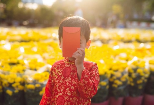 De tre co chuyen du xuan an toan, khoe manh hinh anh