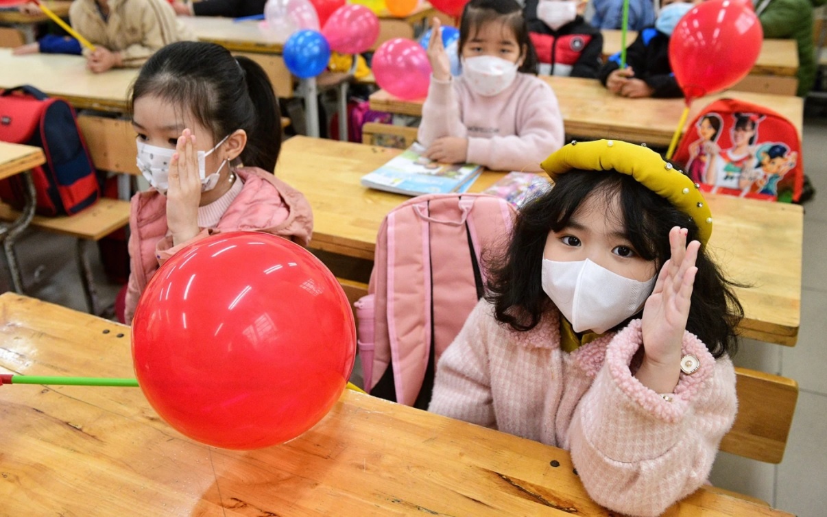 Go roi cho cha me khi con den lop trong mua dich hinh anh