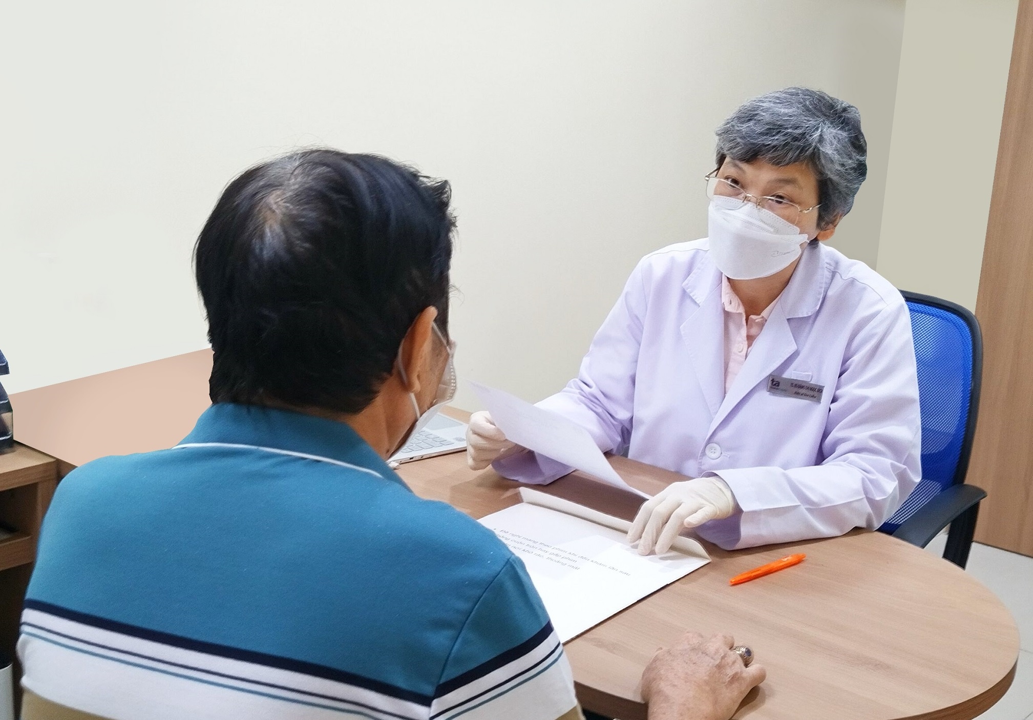 Da dau ton thuong, gau trang tung mang do nhuom toc hinh anh