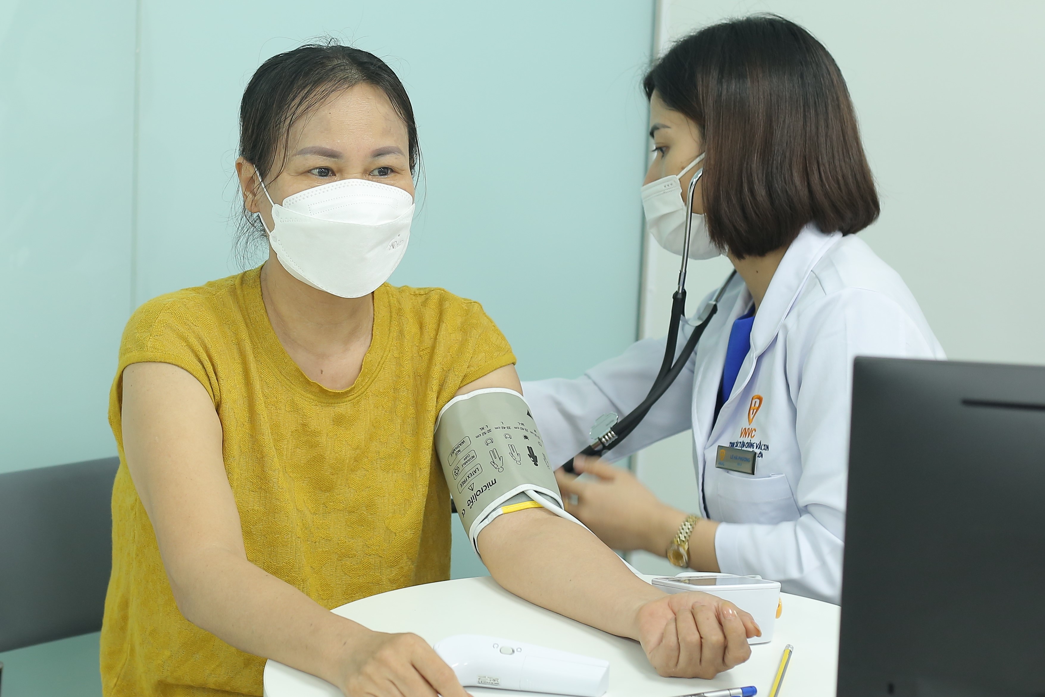 Vi sao nguoi mac benh man tinh can tiem vaccine cum? hinh anh