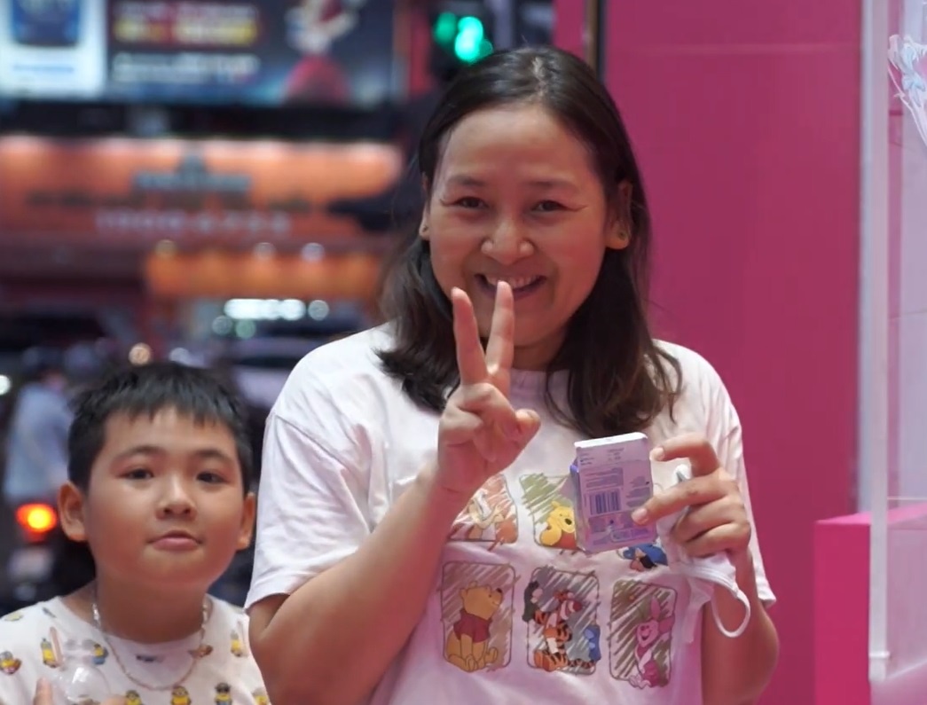 Video - Con Cung ‘troll’ khach hang bang camera giau kin hinh anh