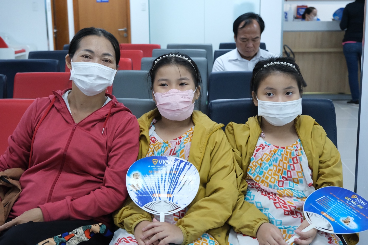 Covid-19,  tiem chung vaccine anh 2