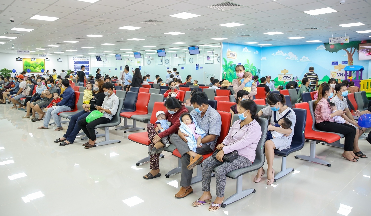 Nhieu gia dinh di tiem vaccine de don le 30/4-1/5 an toan hinh anh