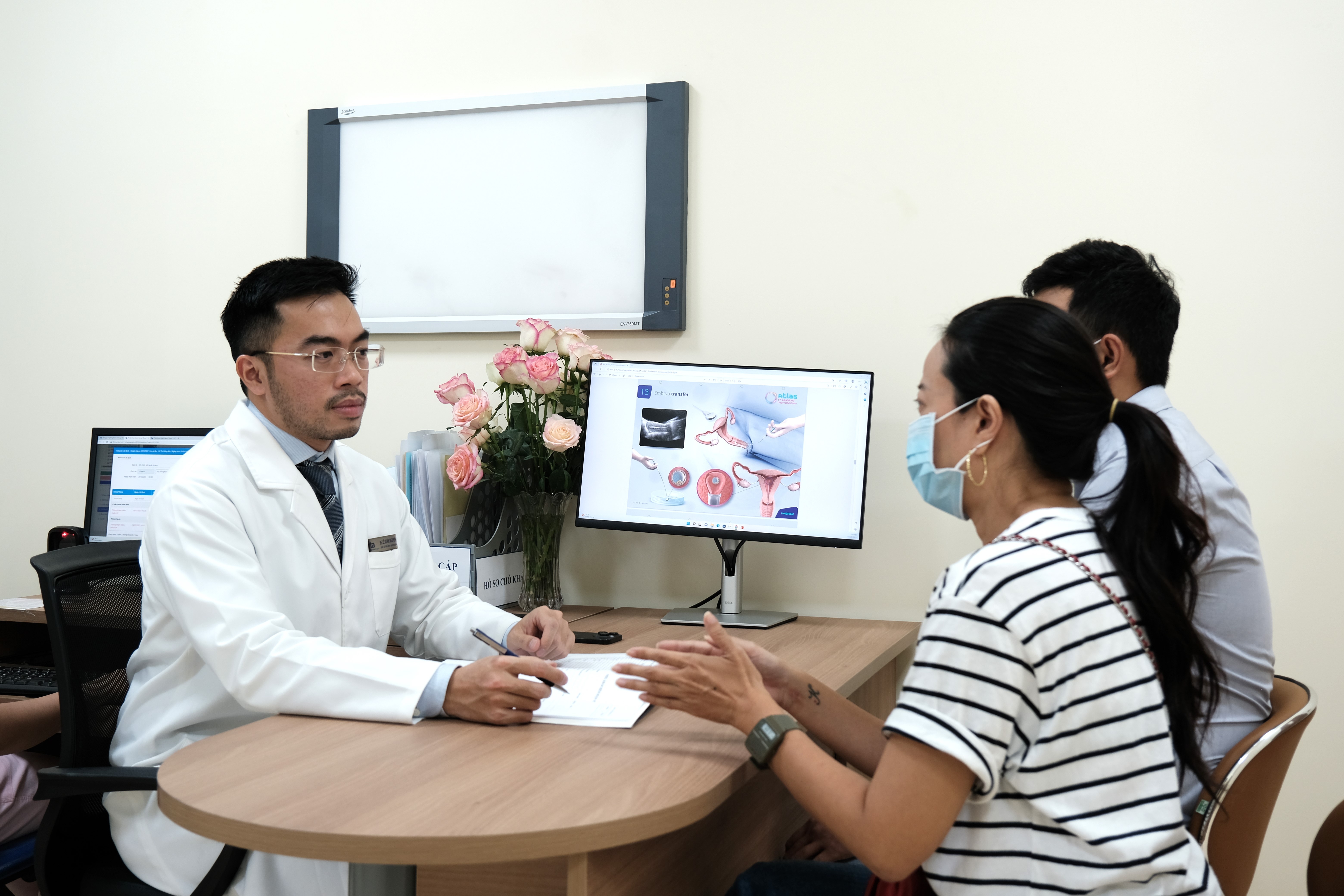 Me dua con trai di tru tinh trung truoc khi chuyen gioi hinh anh