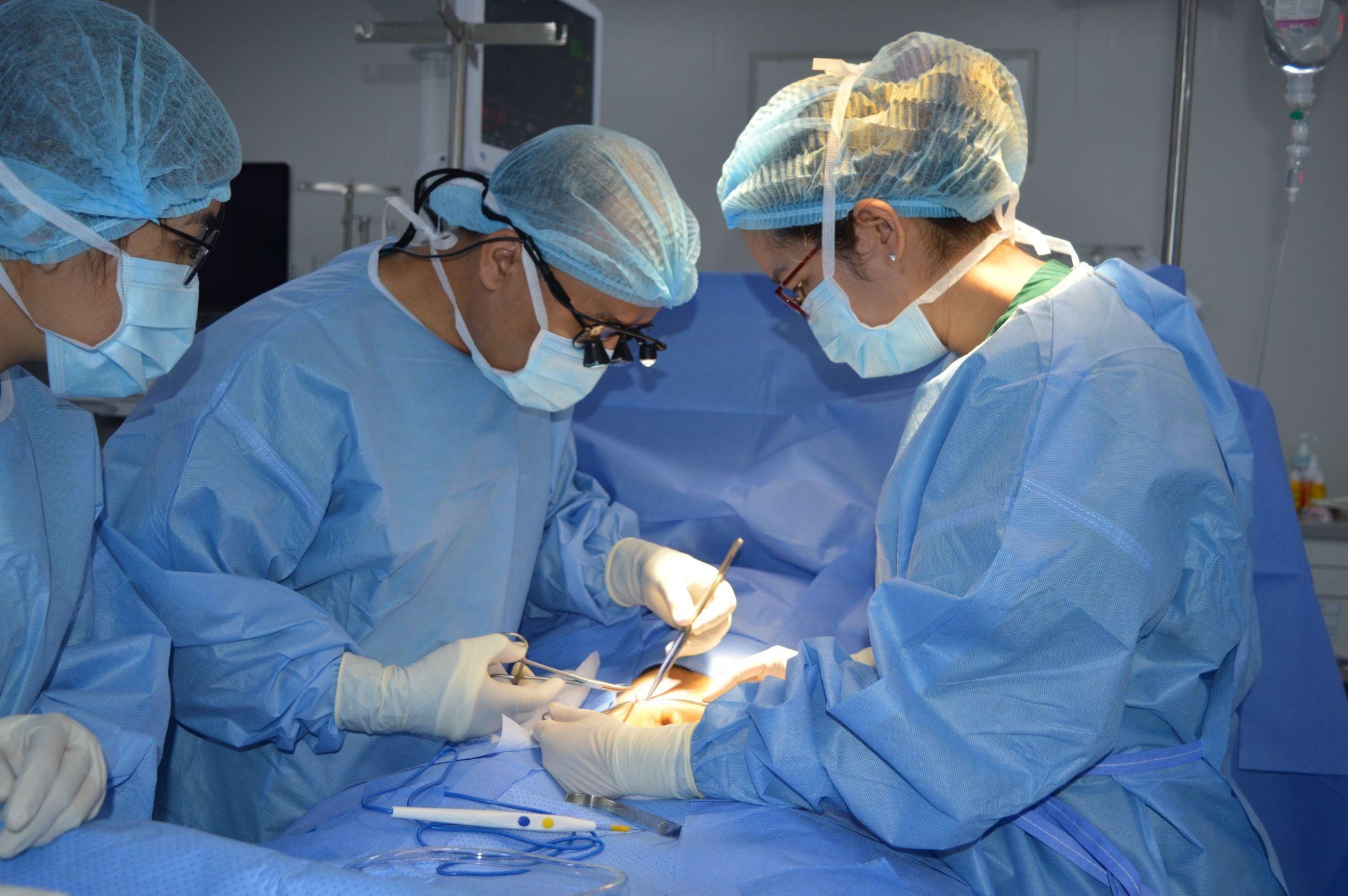 Be 5 thang tuoi suyt hoai tu buong trung do thoat vi ben hinh anh