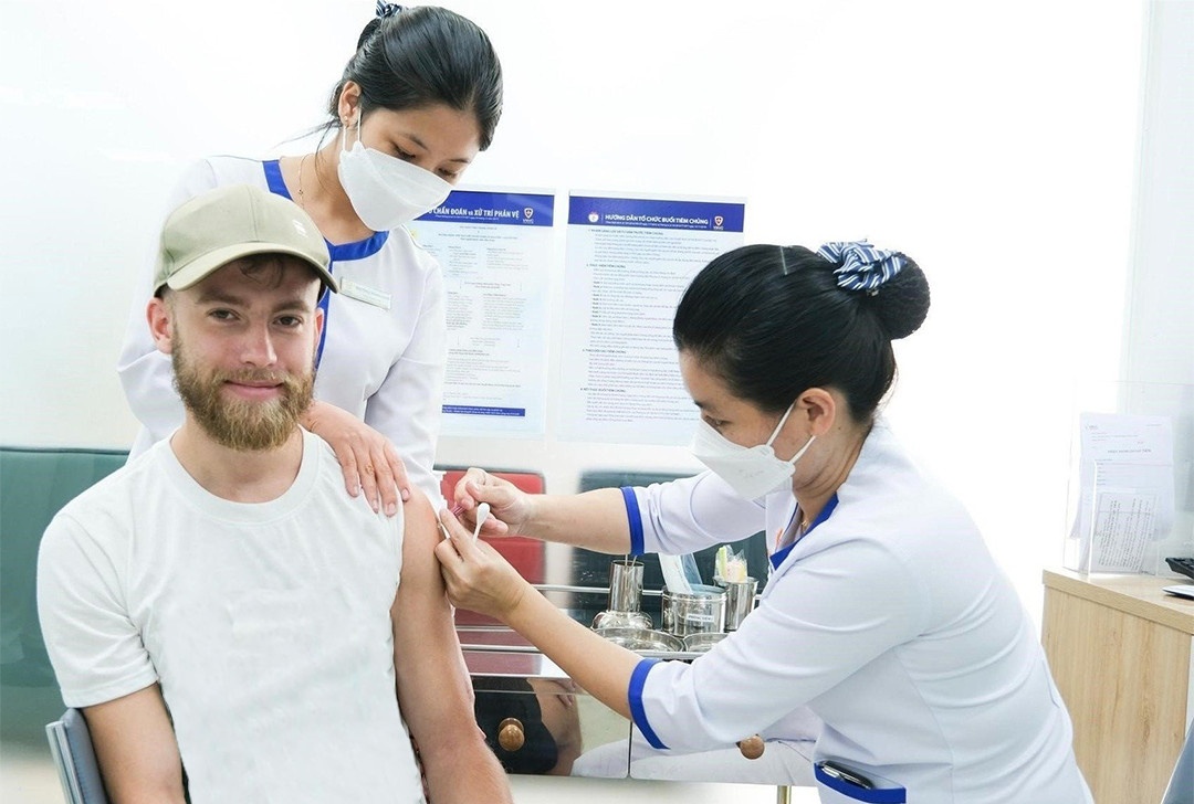 Nhieu nguoi chu dong tiem du phong dai mua nong hinh anh