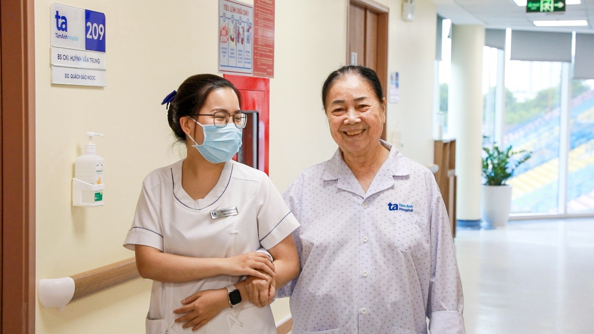 Vua dat stent mach vanh, cu ba phat hien ung thu dai trang hinh anh