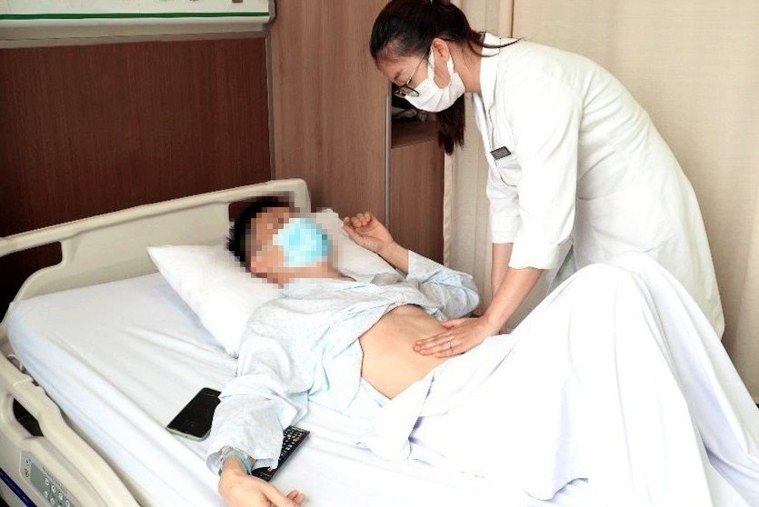 4 nguoi cap cuu giua dem vi ngo doc canh cua hinh anh