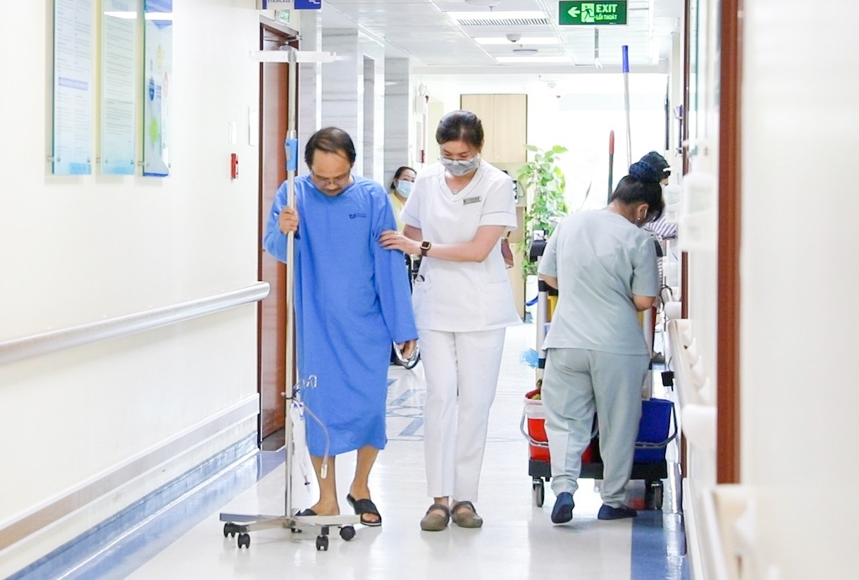 Cat bo tuyen tien liet de tri ung thu hinh anh