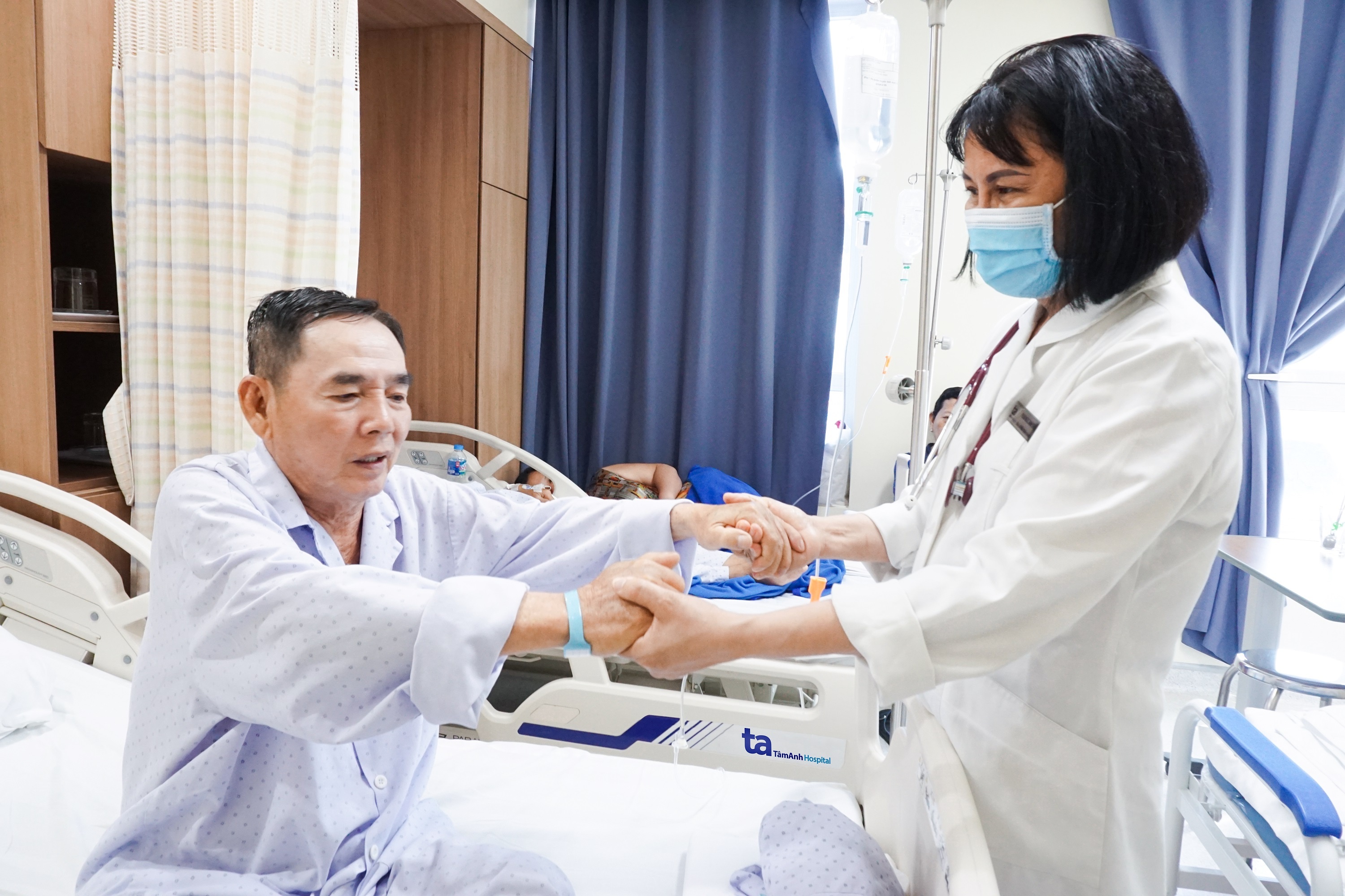 30 phut ‘vang’ cuu nguoi dan ong bi dot quy hinh anh