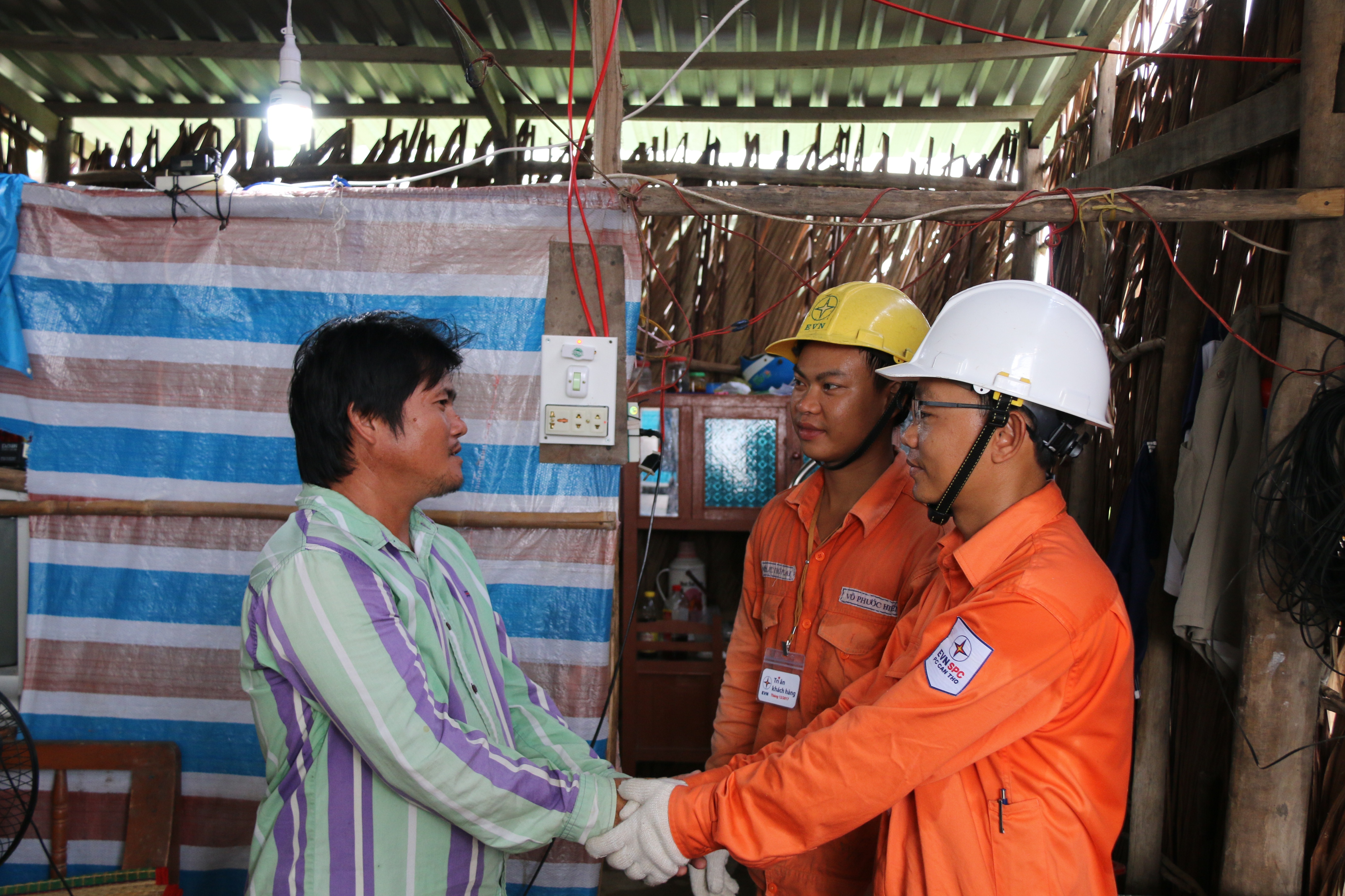 EVNSPC trien khai chuong trinh tri an khach hang nam 2023 hinh anh