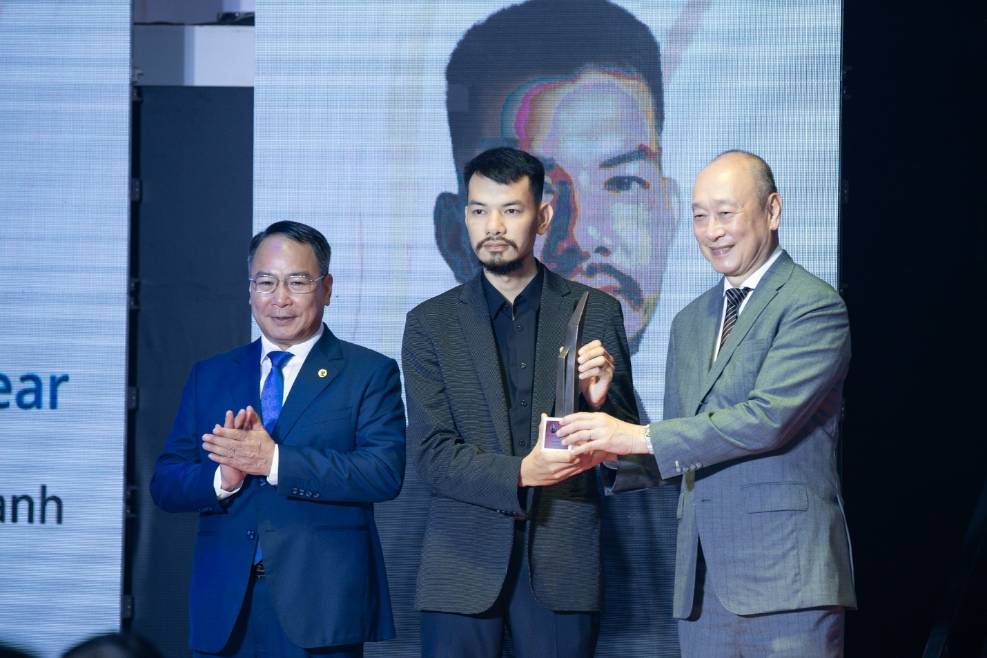 Giai thuong UOB Painting of the Year da tim thay chu nhan hinh anh