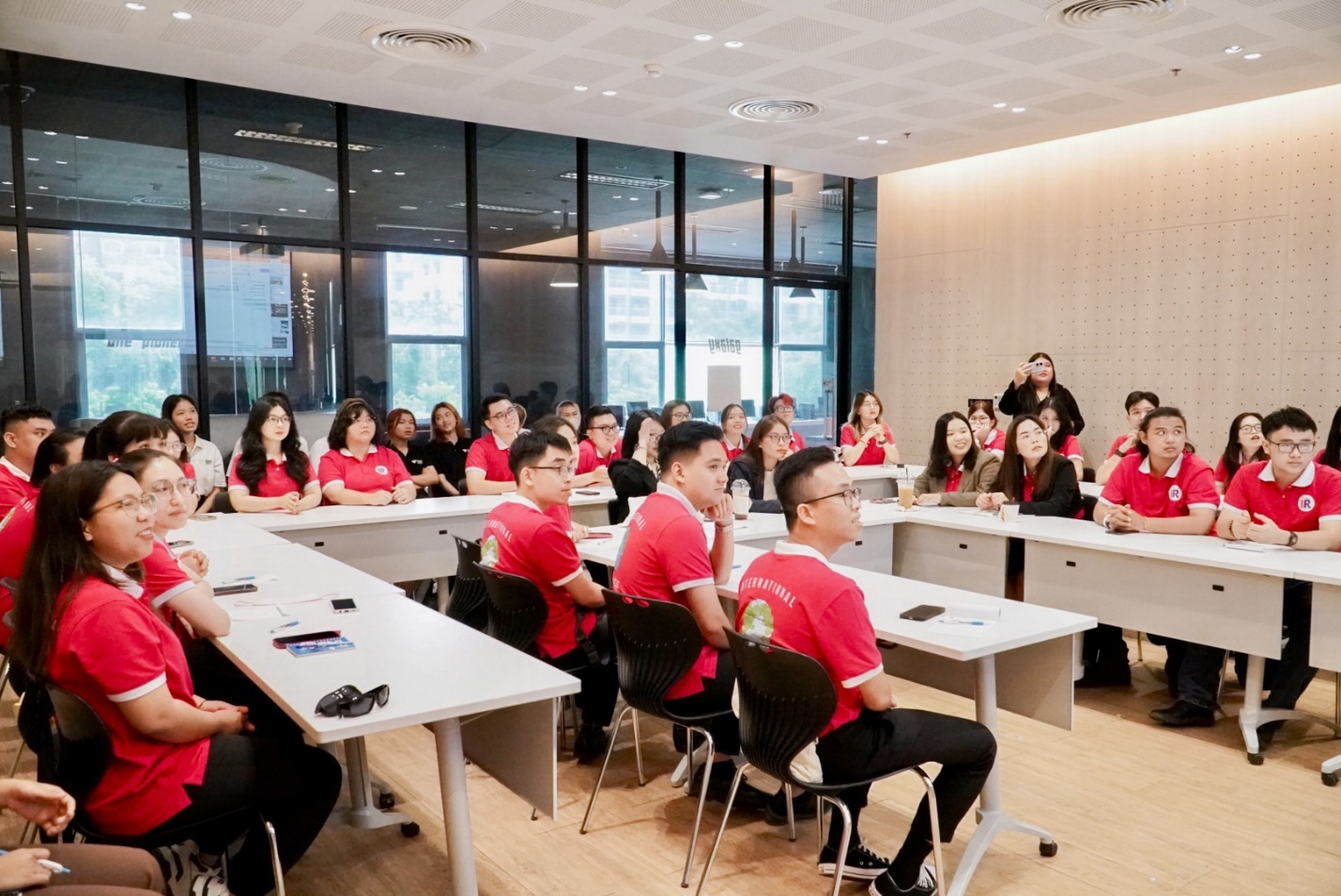 UEF,  quan he quoc te anh 1