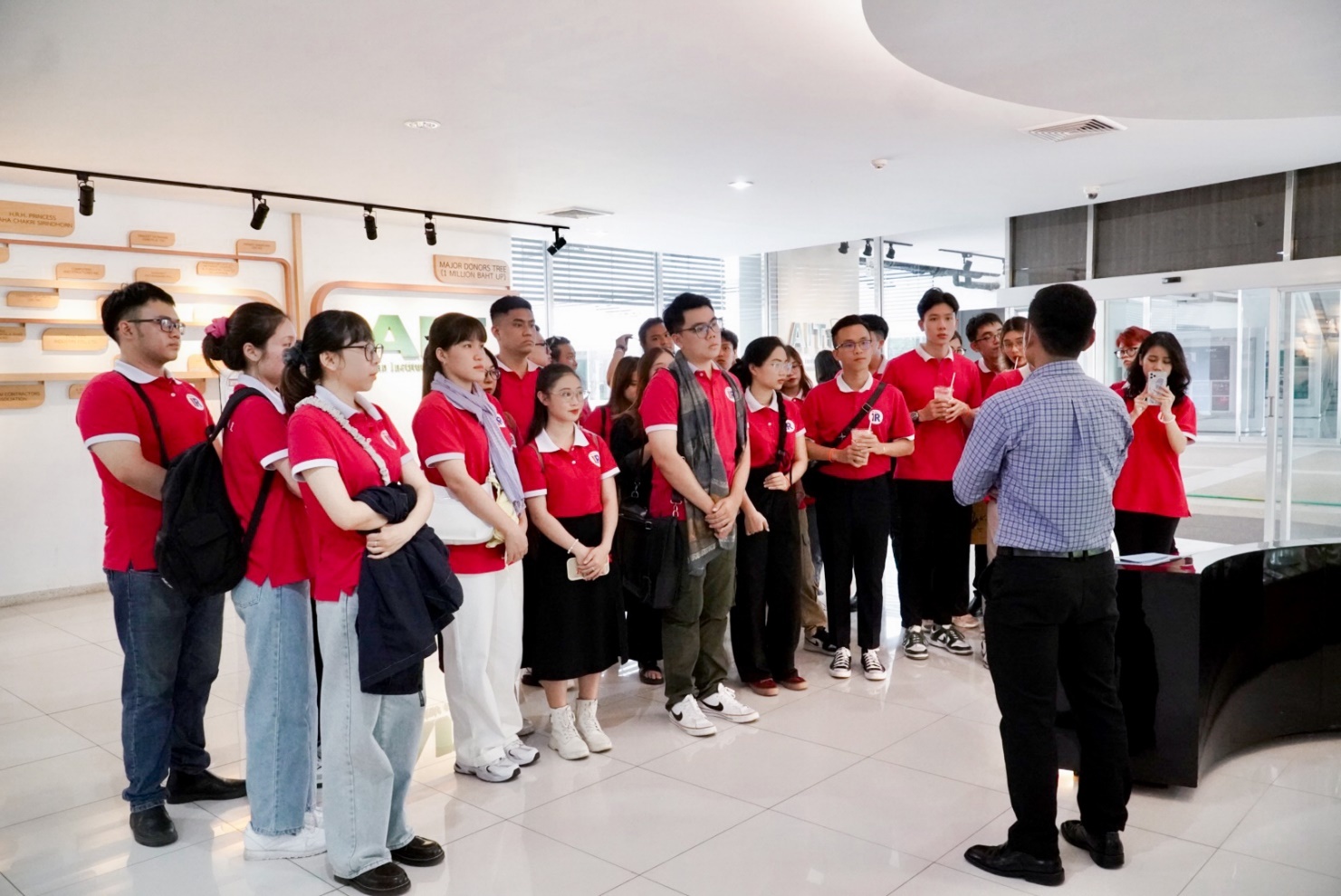 UEF,  quan he quoc te anh 3