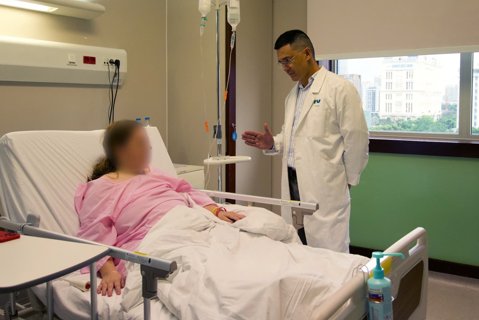 Cuu chua kip thoi cho nu du khach mac benh xuong hoa da hiem gap hinh anh