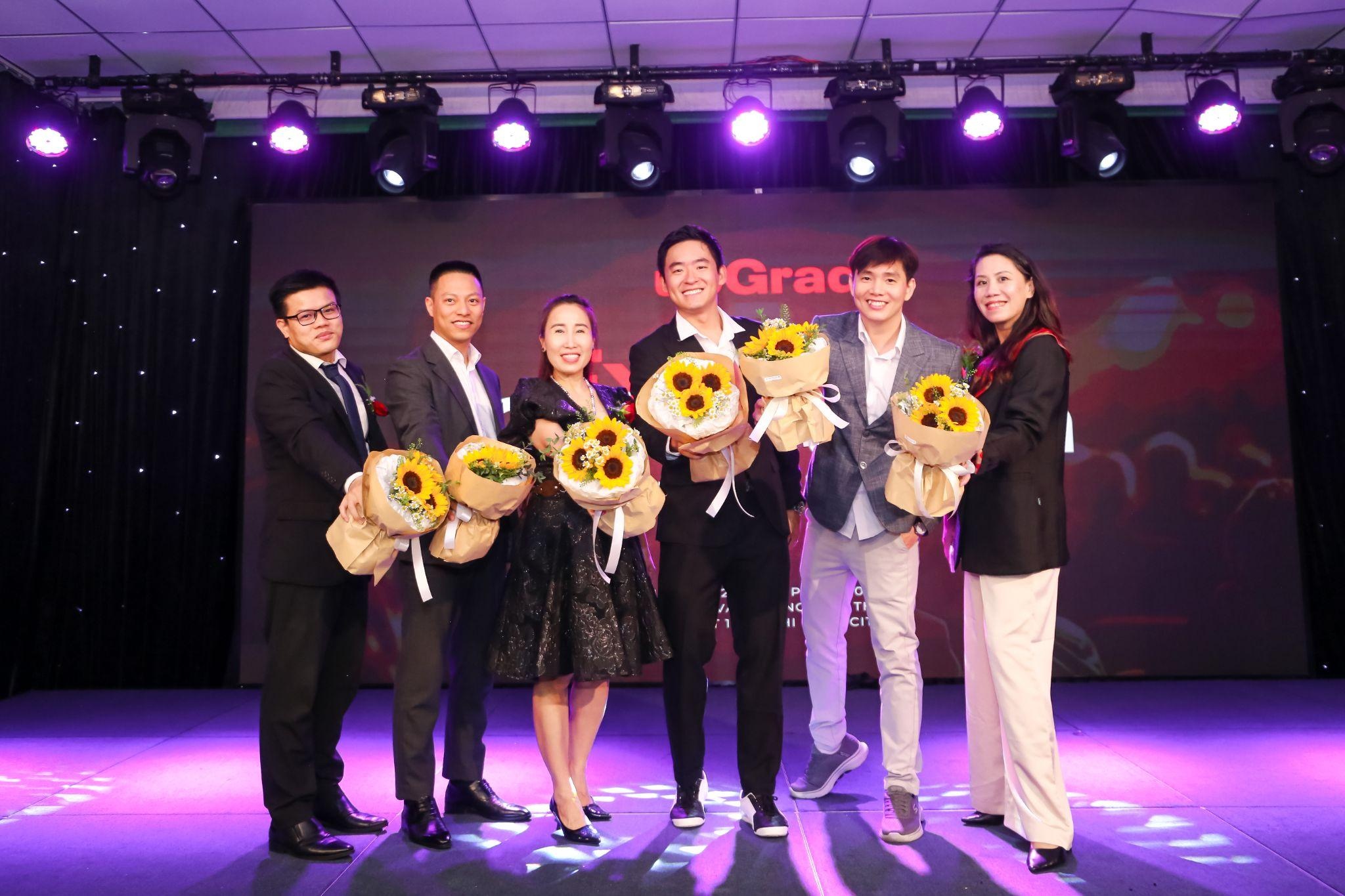 Cot moc tri an trong le vinh danh hoc vien upGrad Viet Nam hinh anh