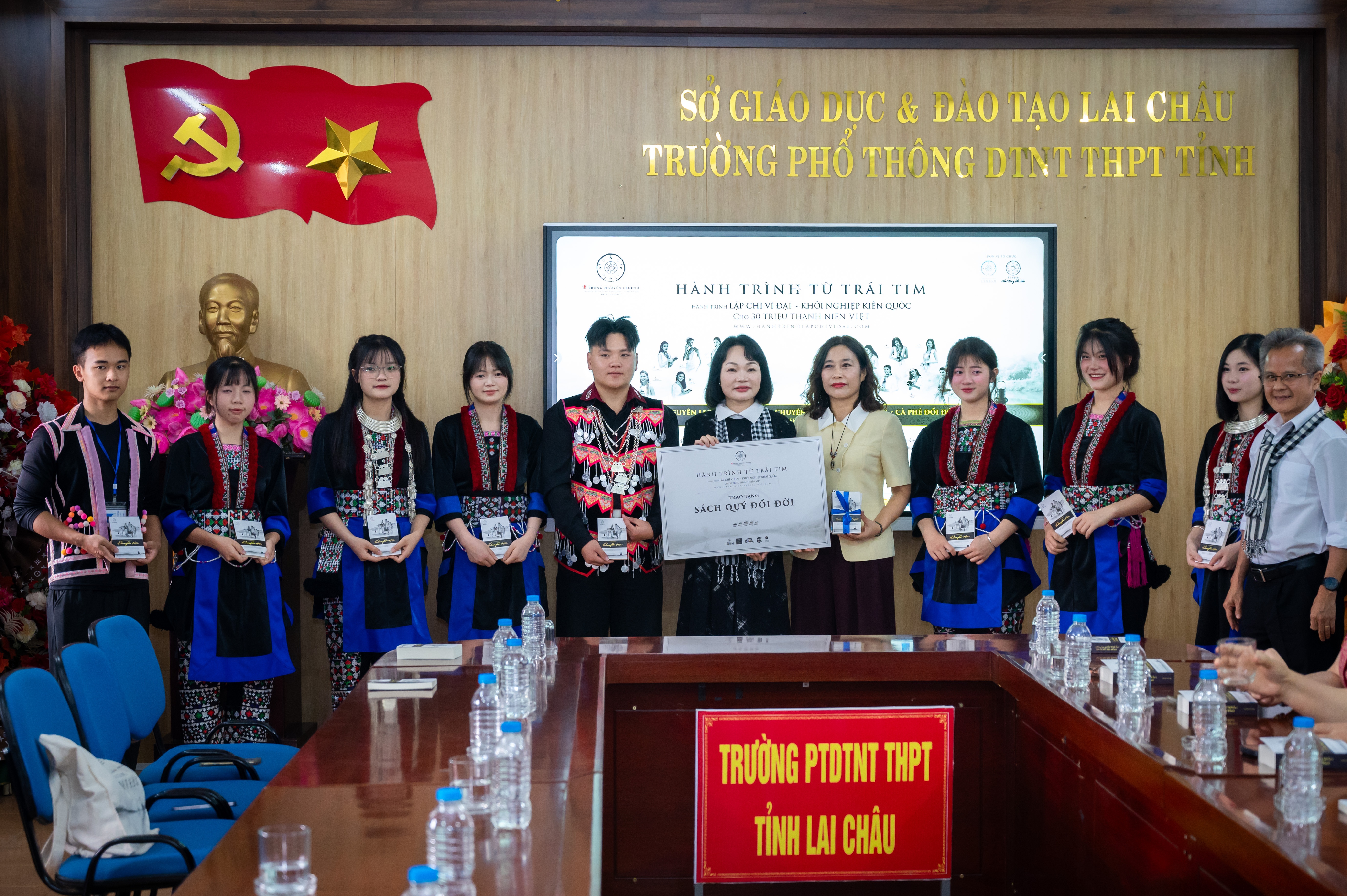 Hanh trinh Tu Trai Tim anh 10