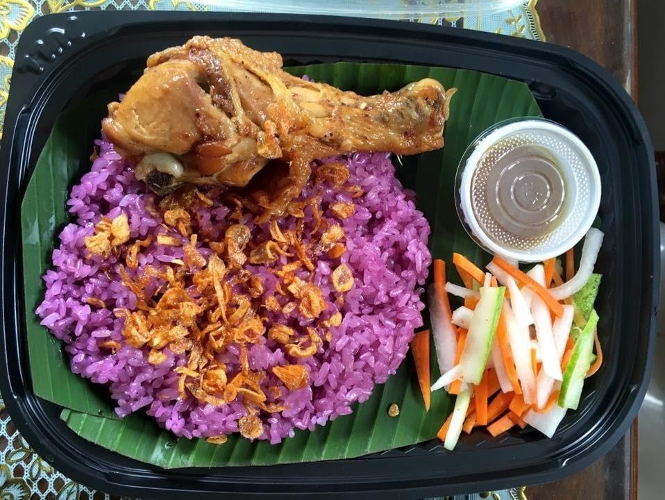 Bien tau mon xoi ga voi nhieu mau sac dai gia dinh hinh anh