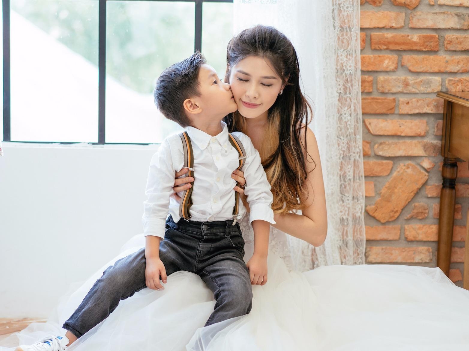 'Hot mom' Thuy Anh chia se bi quyet cham con khi troi ret hinh anh