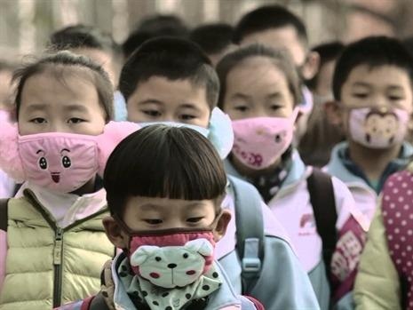 Hon 90% dan so the gioi song trong khong khi o nhiem hinh anh