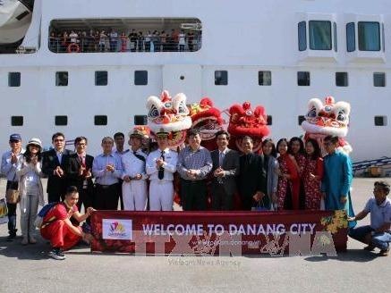 900 du khach 'xong dat' Da Nang bang duong bien hinh anh