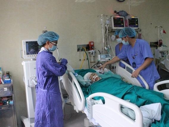 Bac si ngat tho cap cuu nguoi bi TNGT va 'ma men' hinh anh