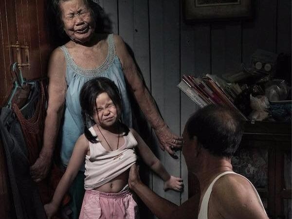 Qua khu am anh cua co gai bi quay roi tinh duc khi 10 tuoi hinh anh