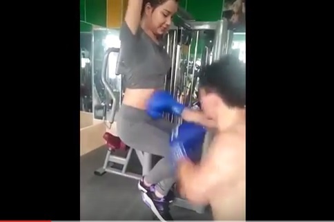 Nam thanh nien dam lien tiep vao bung co gai de giam mo hinh anh