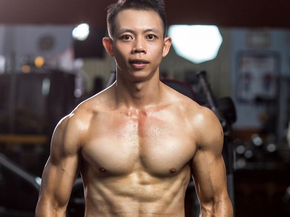 Hanh trinh thay doi voc dang cua chang trai tung nang gan 100 kg hinh anh