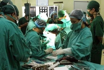 Phau thuat chuyen dot ngon chan thanh... ngon tay hinh anh