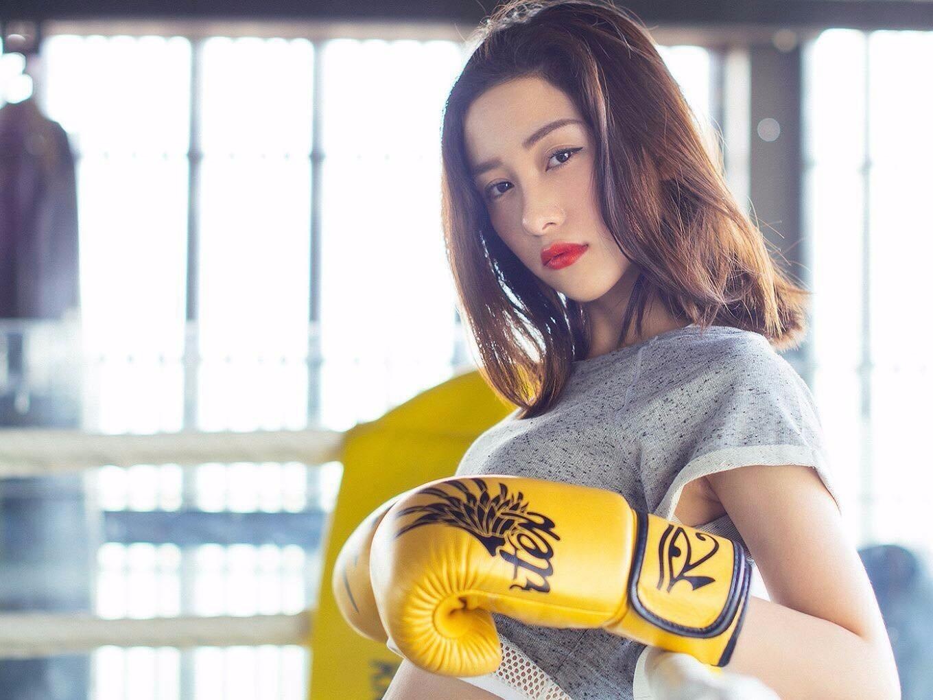 Hot girl Jun Vu thuc hien thu thach squat trong mot phut hinh anh