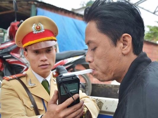 Trac nghiem: Vi sao uong bia ruou khong duoc phep lai xe? hinh anh