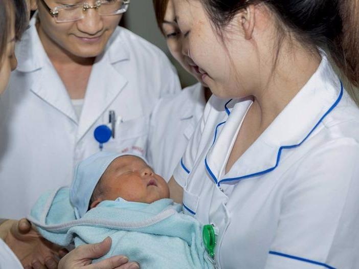 Benh vien tim me cho be so sinh mot tuan tuoi hinh anh